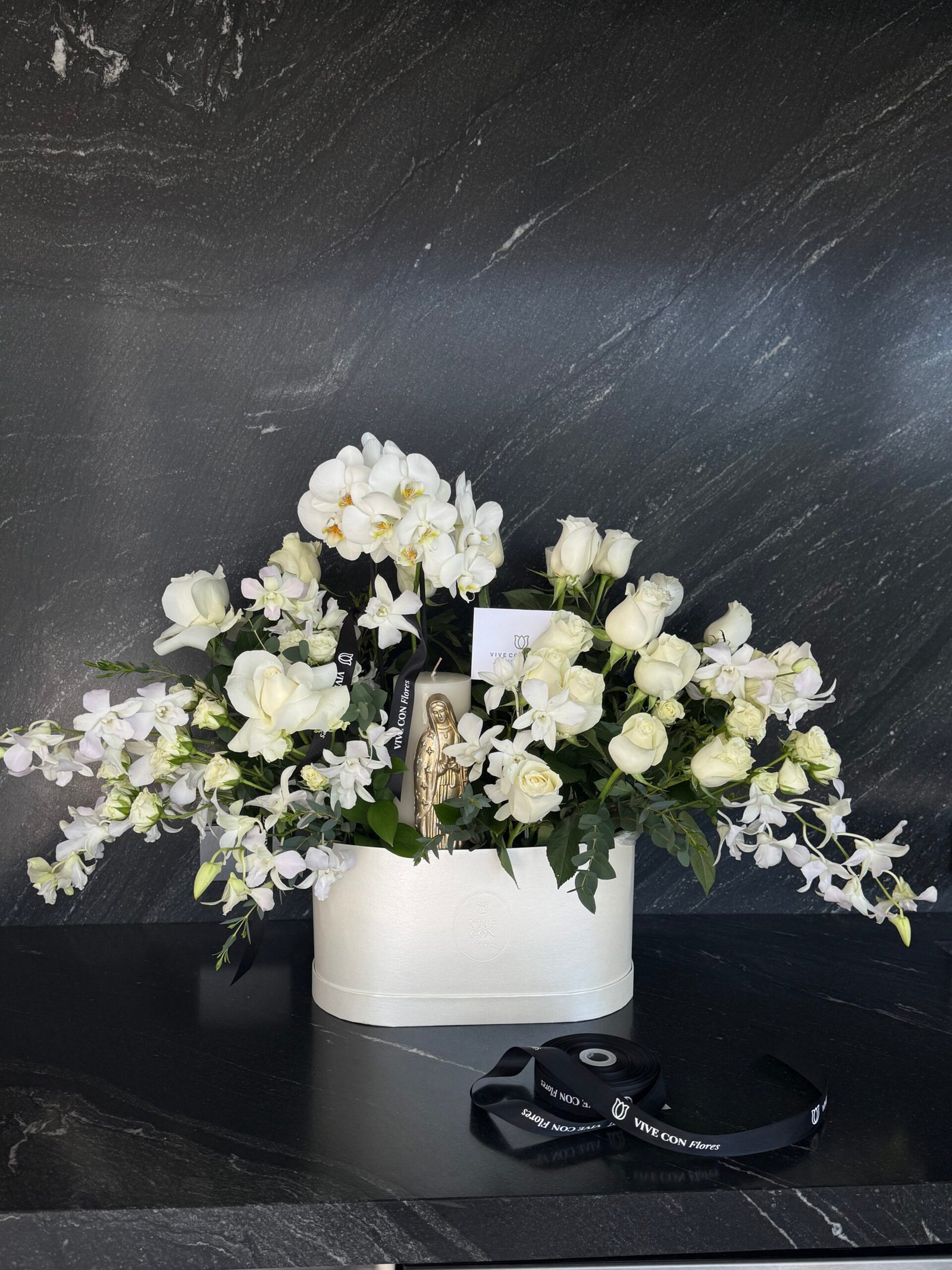 Condolencias Cajón de Madera -Virgen del Cielo, Rosas y Orquidea-